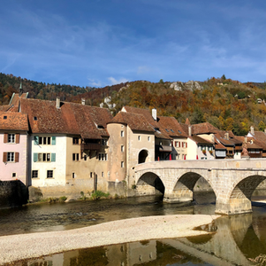 St. Ursanne im Herbst: Mittelalter, Mönch & Bären-WG – Ein entspanntes Abenteuer ohne Traktor-Stress!