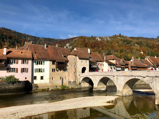 St. Ursanne im Herbst: Mittelalter, Mönch & Bären-WG – Ein entspanntes Abenteuer ohne Traktor-Stress!