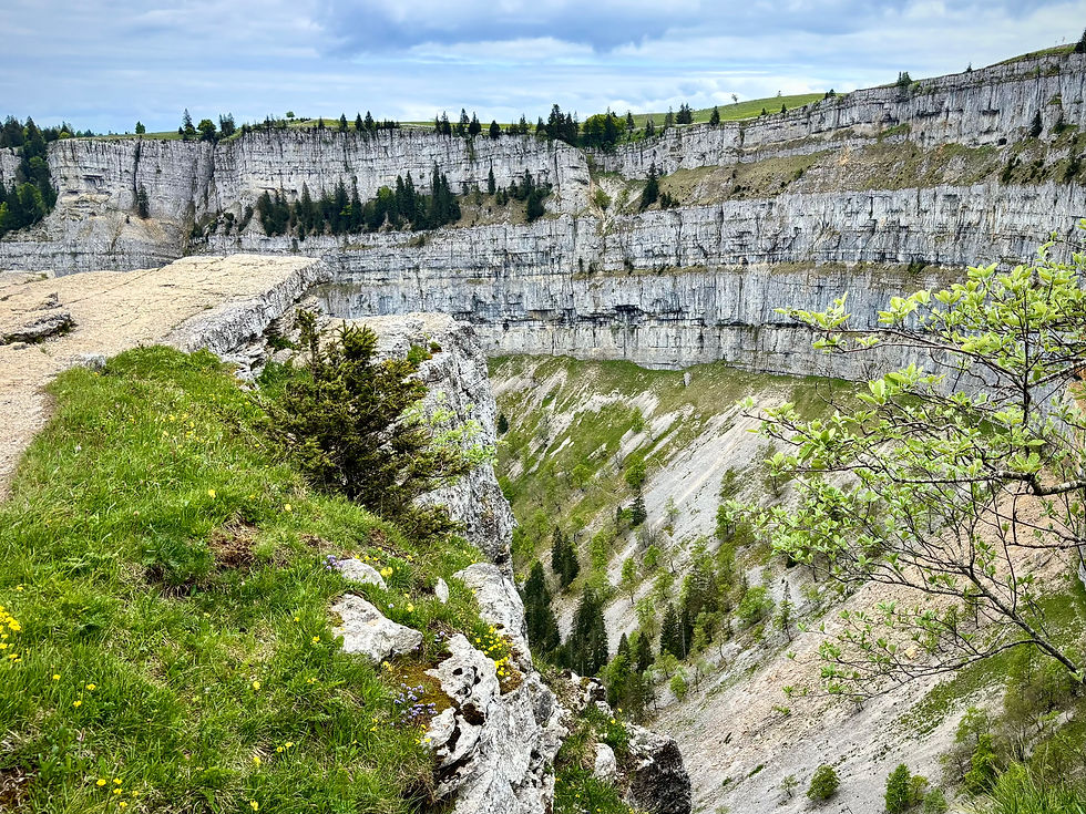150 Meter gehts hier steil an der Felswand in den Kessel runter, bis zum Fuss des Kessels sind es 500 Meter.