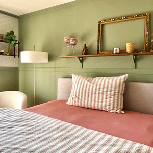 DIY Schlafzimmer Renovation nach Auszug der Kinder mit viel Holz, Olivgrün und Blümchentapete.