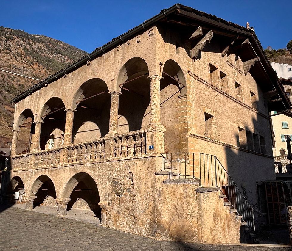 Das Maxenhaus: gut erkennbar die Arkaden, welche den darunter liegenden und verschütteten Keller anzeigen.