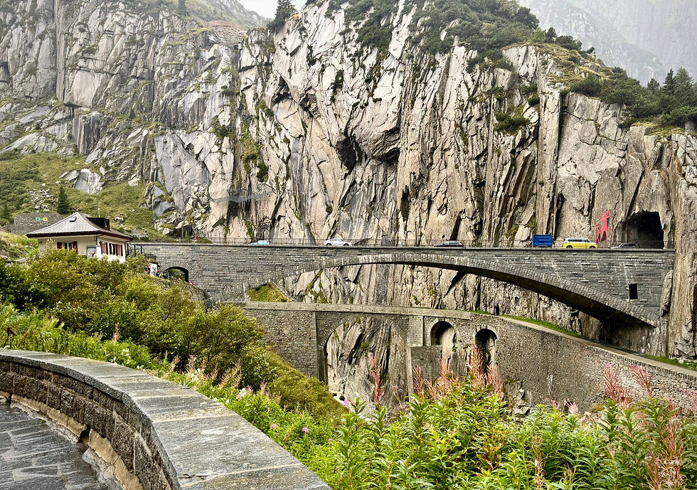 Blick vom Suworow Denkmal zum Restaurant und auf die zwei Brücken. Unten die 2. Brücke, oben drüber die 3. Teufelsbrücke mit Durchgangsverkehr.