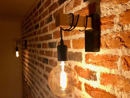 Wie errichte ich eine Backsteinwand mit Verblendern?
