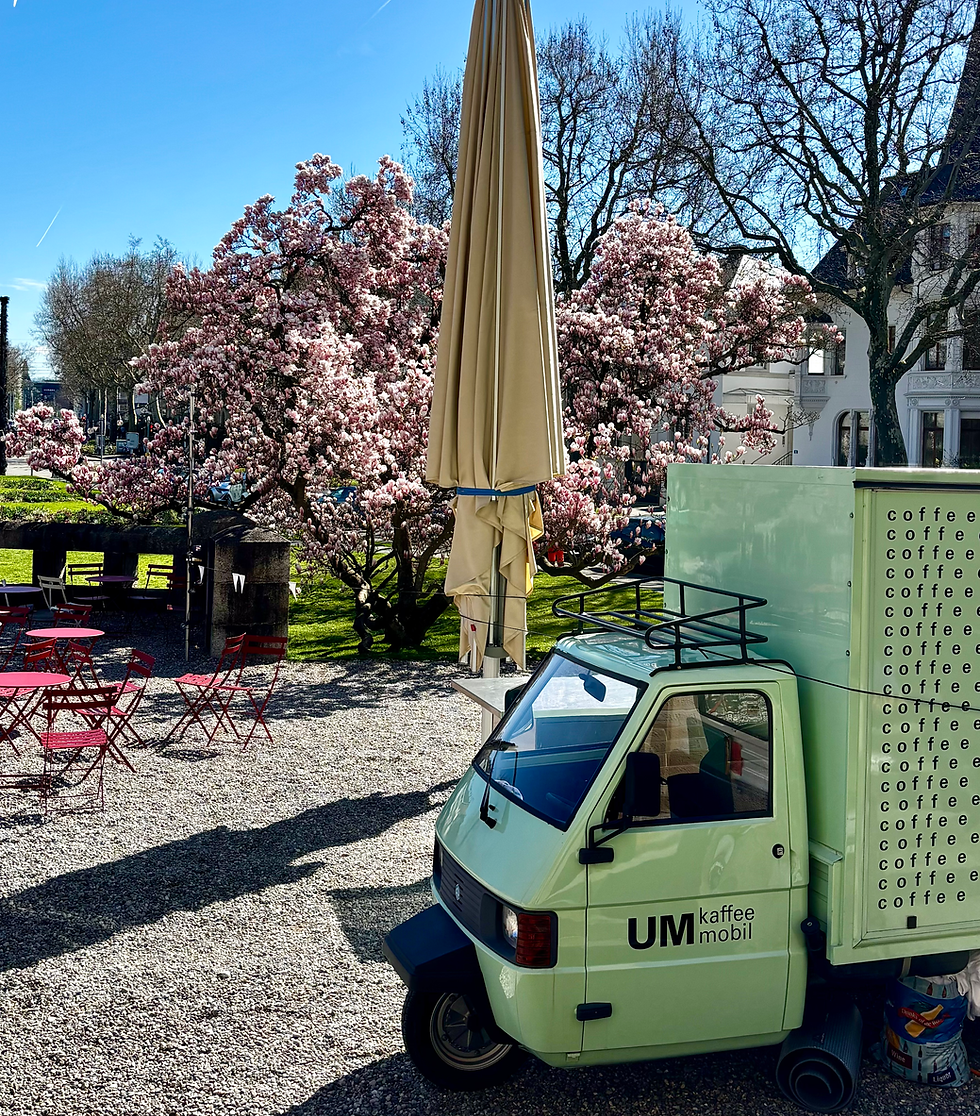 Das Kaffee-Mobil vor der Paulskirche in Basel.