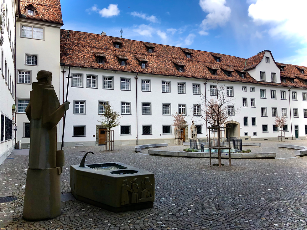 ...und der leere Hof hinter der Stiftskirche.