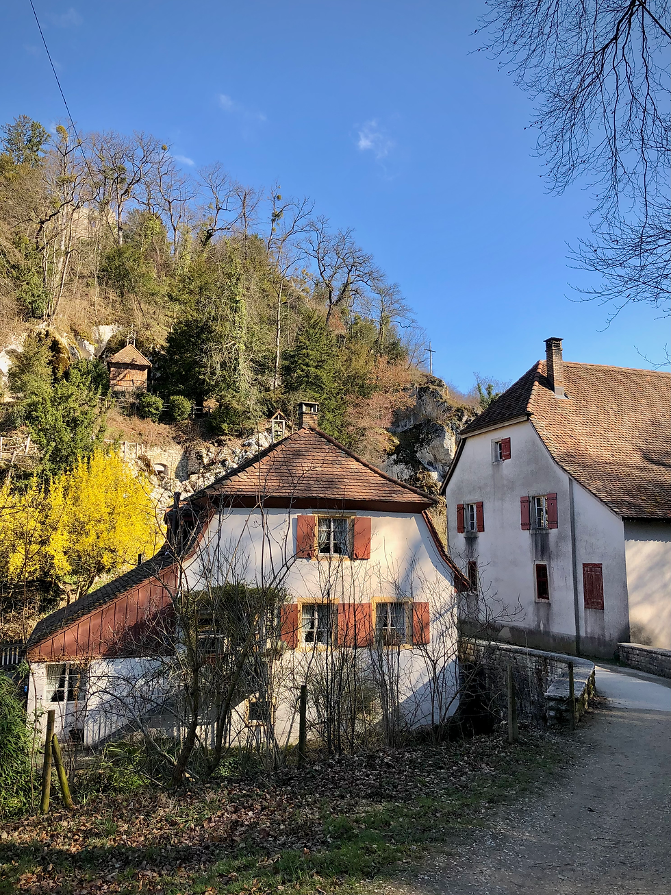 Links seht ihr das Gärtnerhaus, rechts davon ist die Mühle.