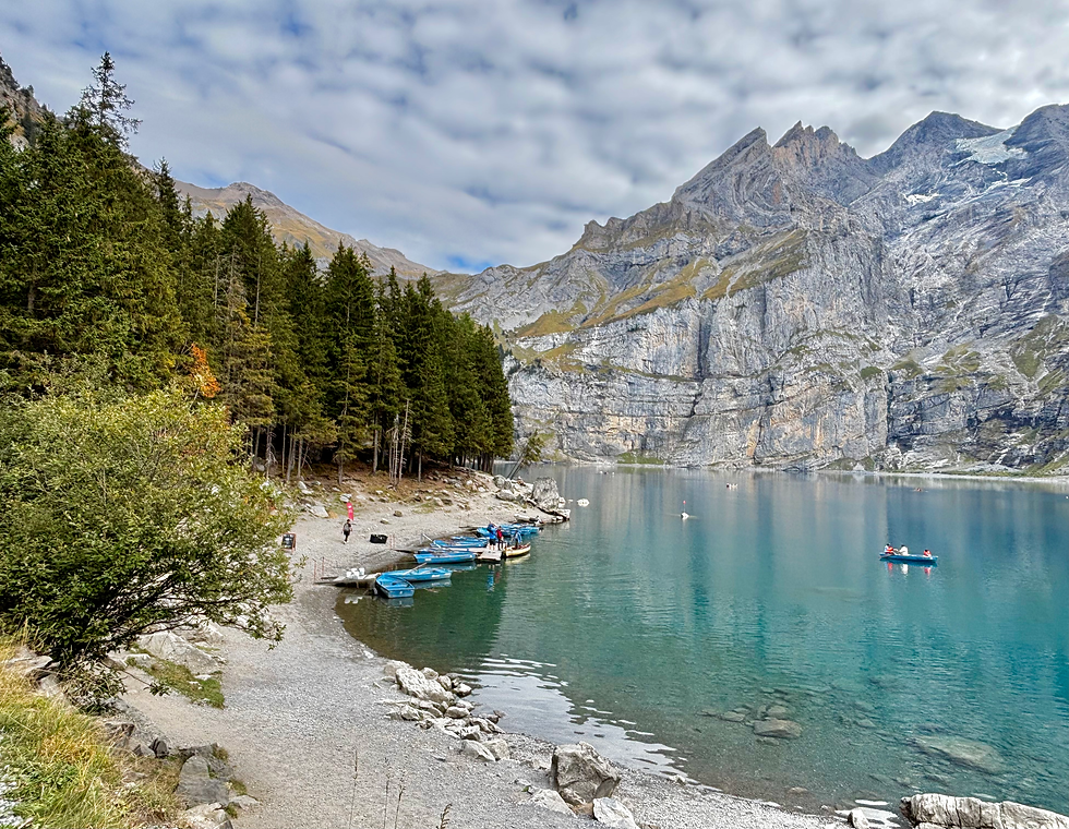 Am Ufer des Oeschinensee.