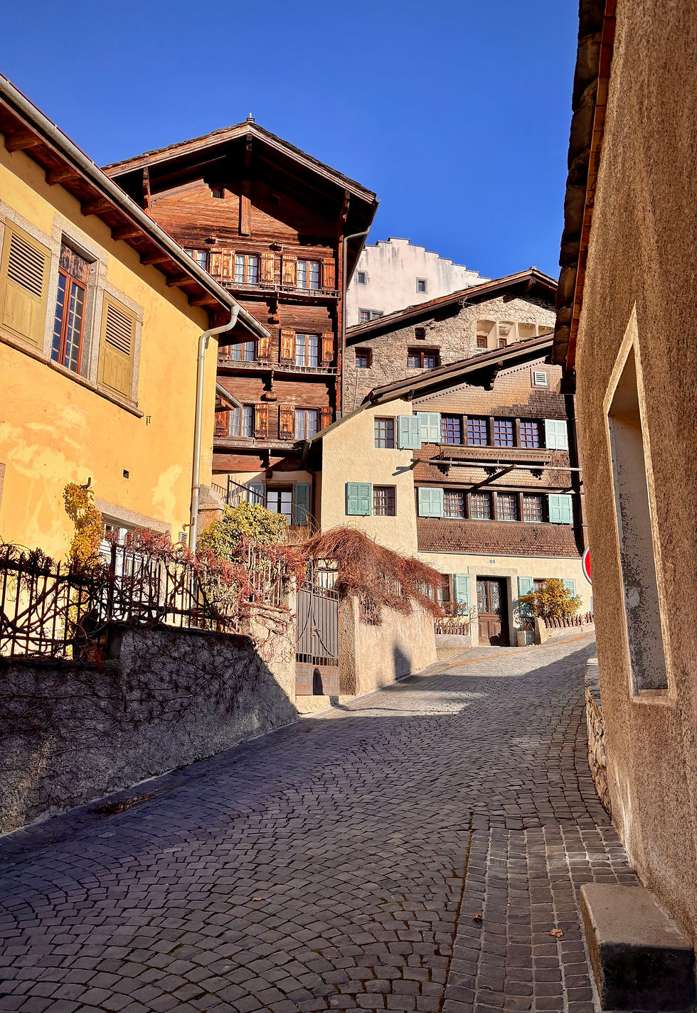 Diese steile und schmale Strasse führt hoch zur Burgkirche.