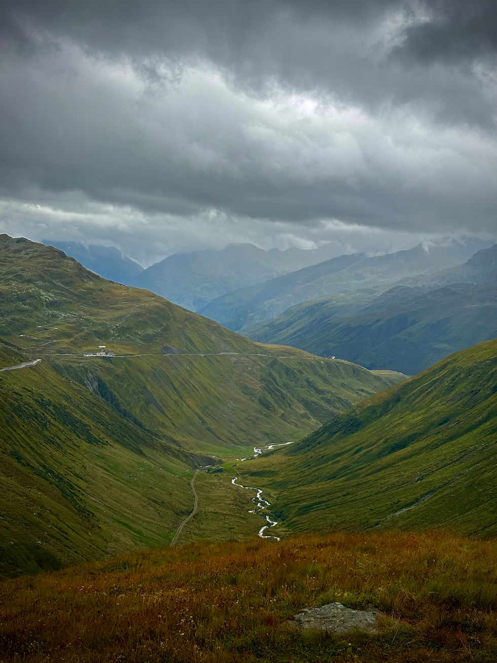 Ausblick vom Furka ins verregnete Uri.