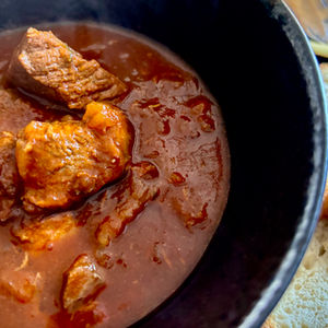 Würziges Gulasch mit Cola