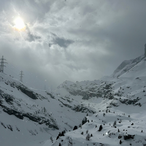 Warum man manchmal trotzdem aufsteht – Winterwanderung von Sunnbüel bei Kandersteg zum Berghotel Schwarenbach