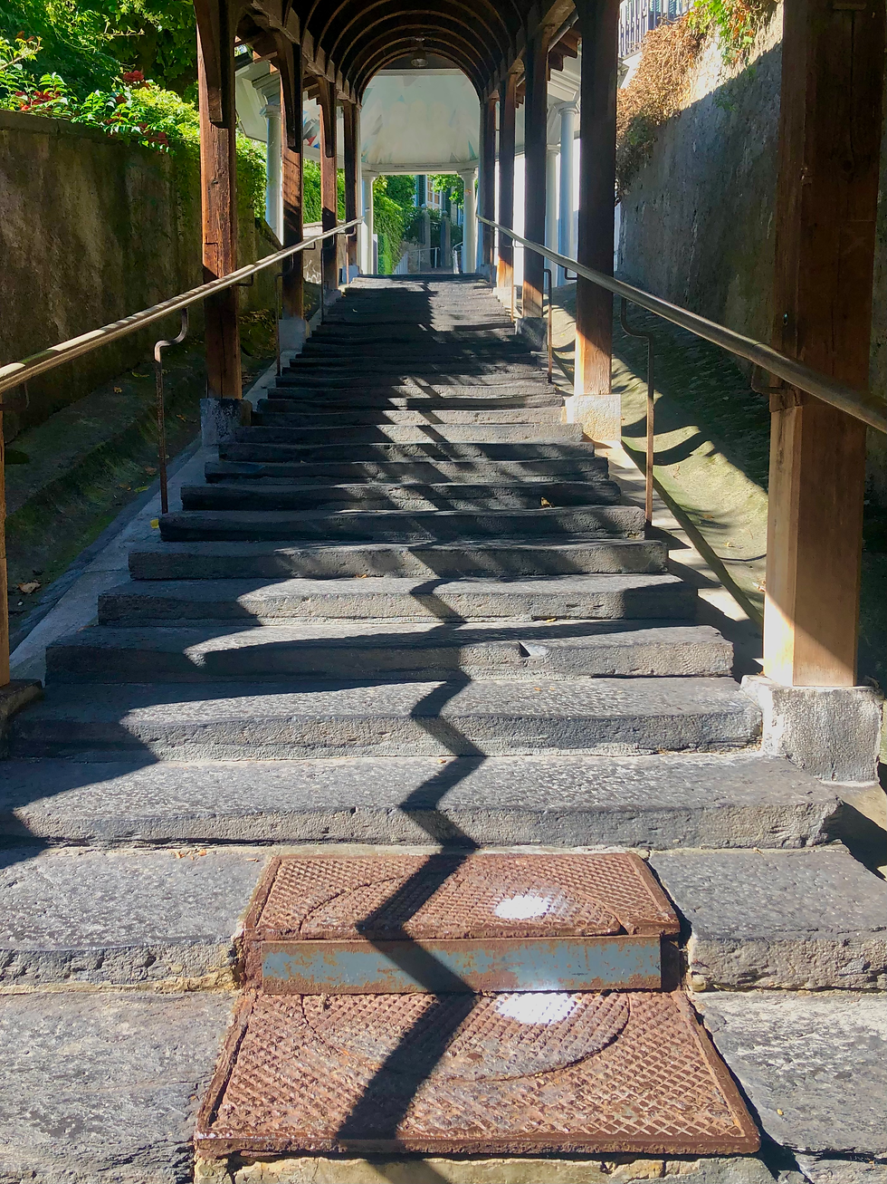 Immer noch auf dem Weg nach unten mit...etwas bizarren Dohlendeckeln...