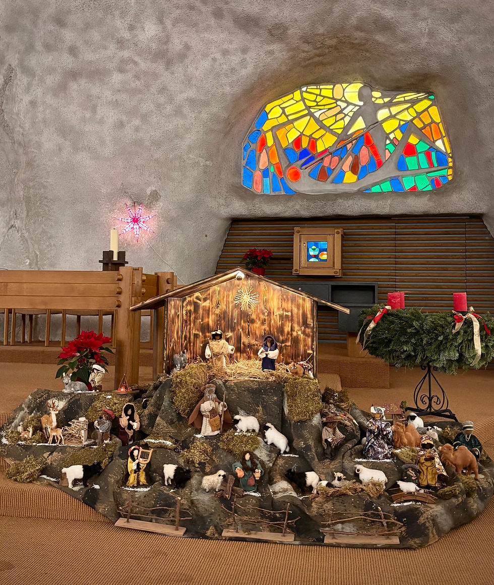 Weihnachtliche Krippe, die die Kirche schmückt.