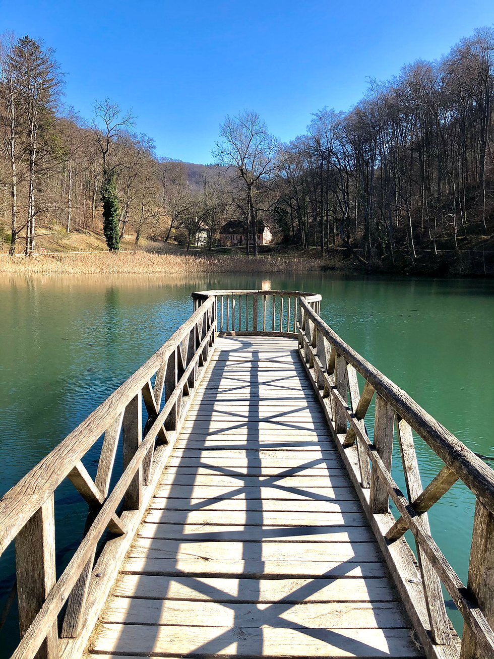 Aussichtssteg am mittleren Weiher, erbaut in den 1840ern.