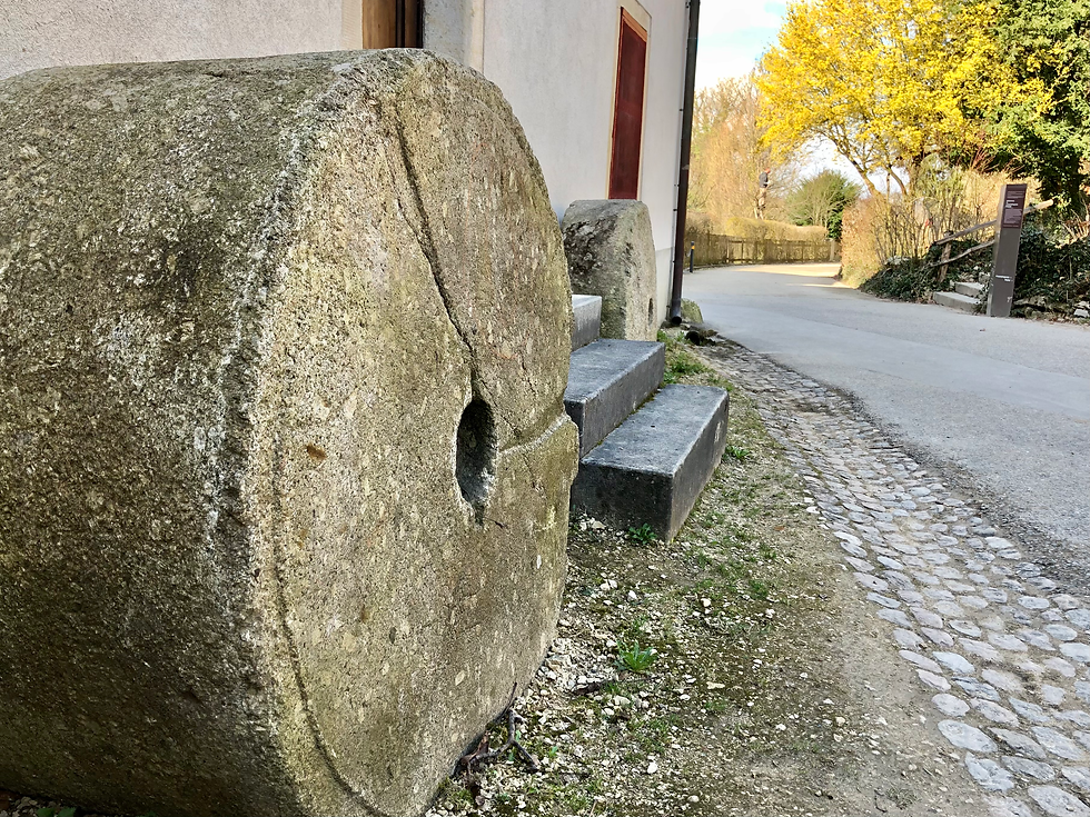 Die Mühle hat schon längst ausgedient, doch die Mühlräder sind wahrlich eine Zierde.
