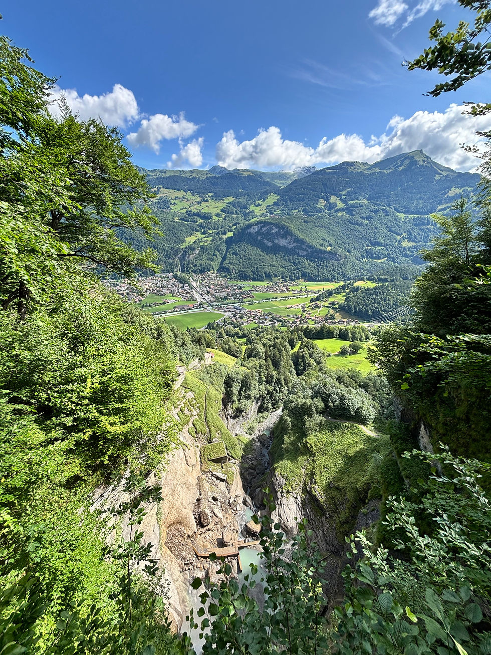 Ausblick von der Plattform auf den Wasserfall und nach Meiringen.