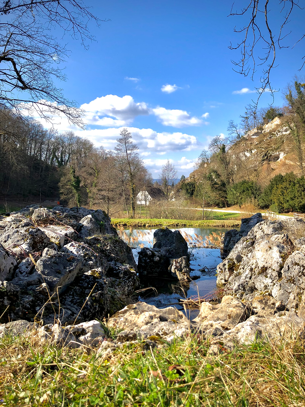 Der 1868 erbaute künstliche Wasserfall, welcher vom mittleren in den unteren Weiher führt.
