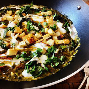 Samtiges Curry mit Spinat und Räuchertofu