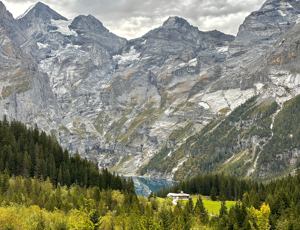 ... bis sich der erste Blick auf den Oeschinensee auftat.