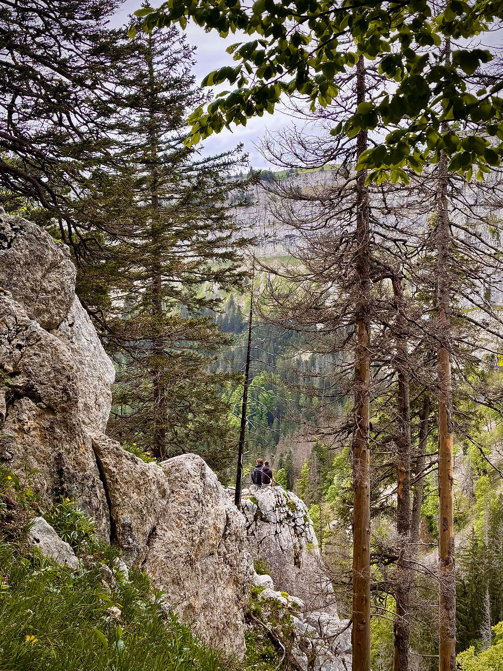 Der zweite Blick fiel auf das Pärchen hier: er trug Birkenstockschlappen, sie ein paar Slippers und beide sassen sie zuvorderst auf diesem Felsen, wo es nur noch steil nach unten geht.