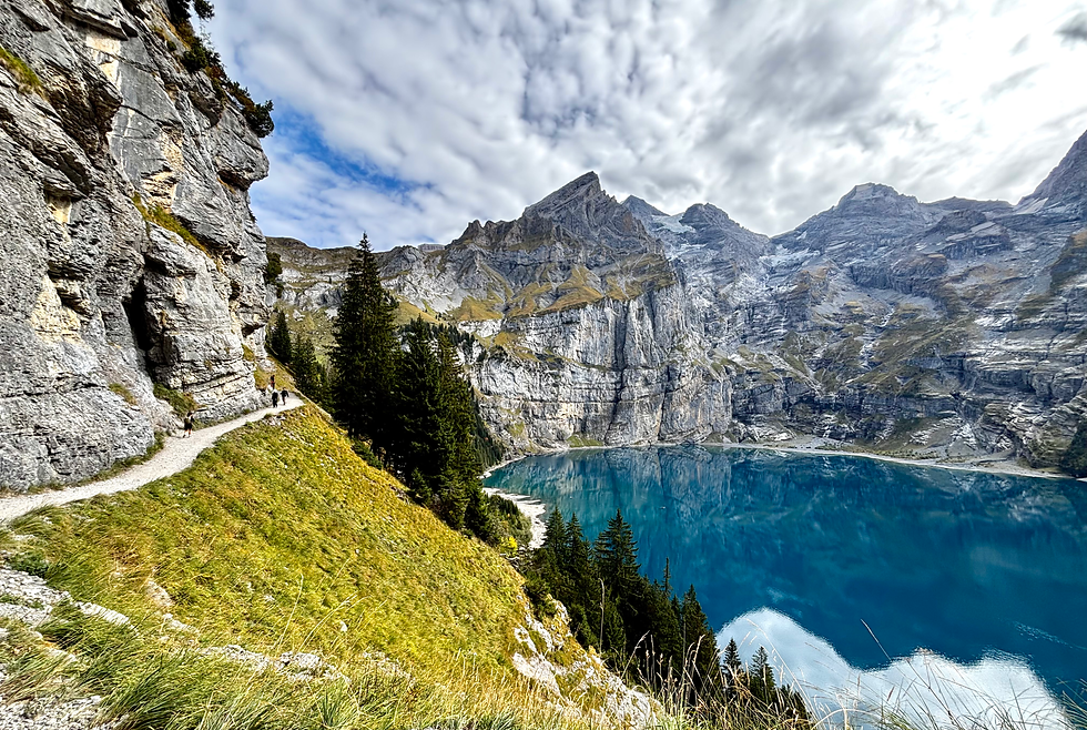 Blick zurück auf den Weg, der vom Oberbärgli zum Oeschinensee runterführt.