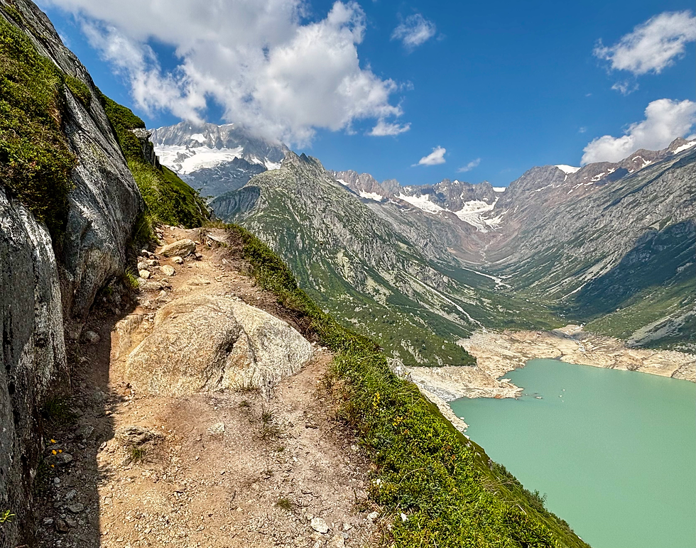 Wege oberhalb des Stausees mit Aussicht in das Chelenalptal rechts im Bild.
