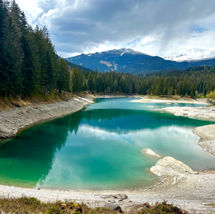 Der Caumasee mit niedrigem Wasserstand.