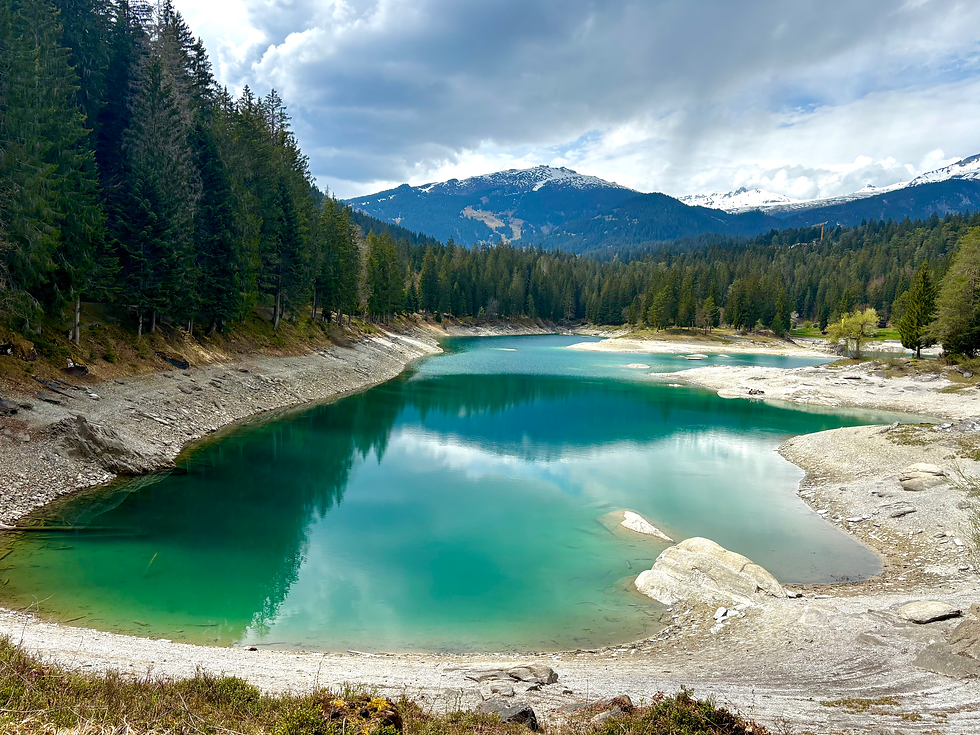Der Caumasee mit niedrigem Wasserstand.