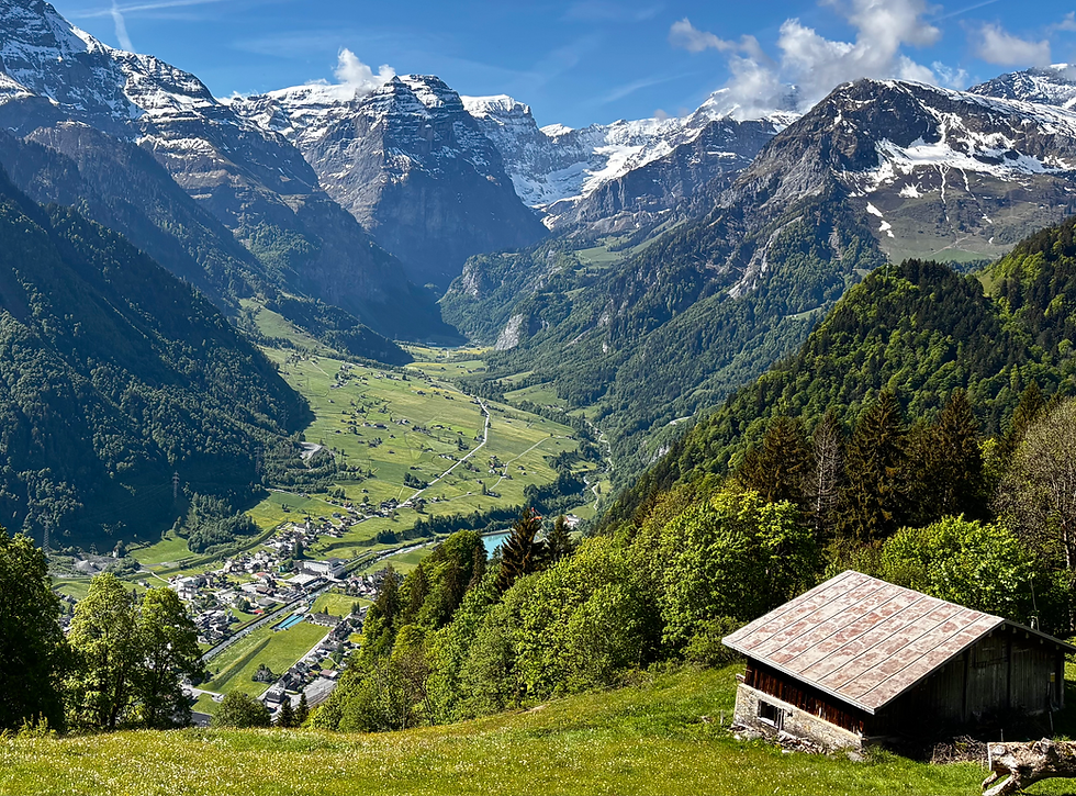 Aussicht nahe der Bergstation der Braunwaldbahn ins Linthal.