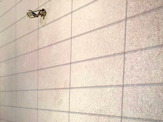 Der rosa eingefärbte Tiefengrund machte es leicht zu erkennen, wo schon grundiert wurde.