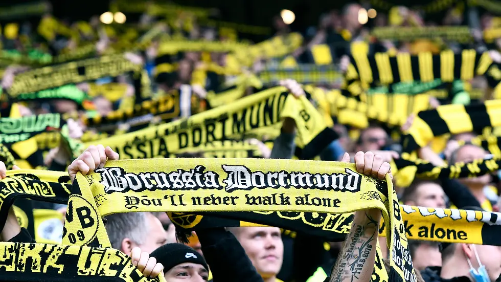 Les Supportes de Dortmund chantant YNWA (Crédits : imago images/Uwe Kraft)