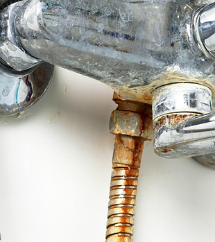 The faucet, mixer and hose in the bathroom are rusty, dirty, calcined with limescale close