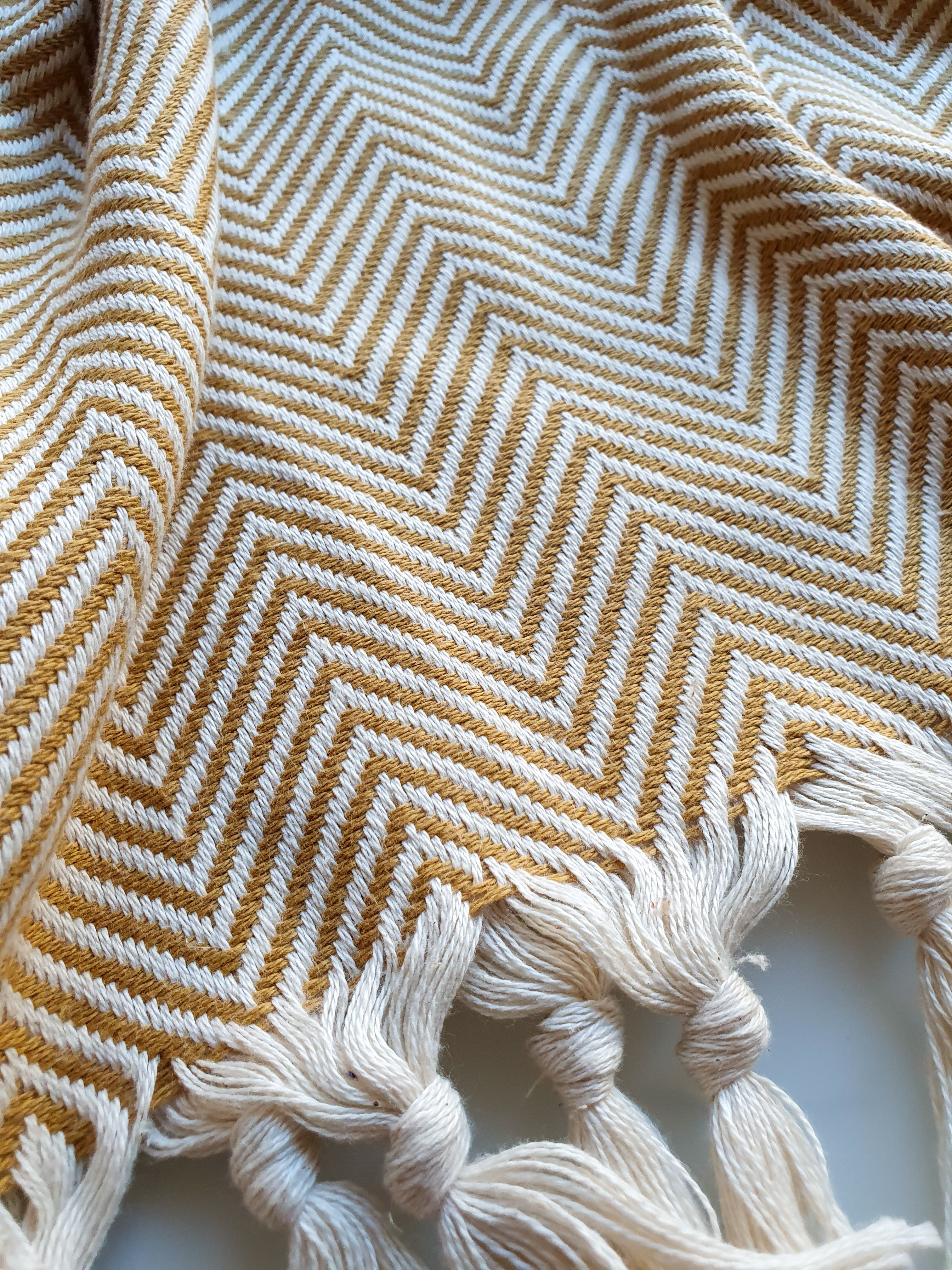 Tagesdecke aus Baumwolle gewebt in senfgelb