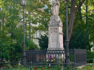 Zewnętrzny widok Figurki Matki Bożej przy kościele Nawiedzenia Najświętszej Maryi Panny w Warszawie