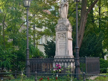 Zewnętrzny widok Figurki Matki Bożej przy kościele Nawiedzenia Najświętszej Maryi Panny w Warszawie