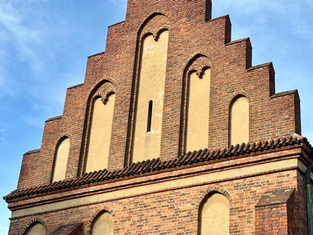 Zewnętrzny widok kościoła Nawiedzenia Najświętszej Maryi Panny w Warszawie