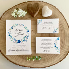 Svatební oznámení s modrými květy, pozvánka ke svatebnímu stolu a kartička s žádostí o finanční dary