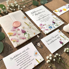 Sada svatebního oznámení s květy, kraftovou obálkou s vnitřním potiskem a pozvánkou ke svatebnímu stolu a transparentním přebalem.