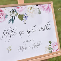 Uvítací cedule na svatbu s nápisem Vítejte na naší svatbě