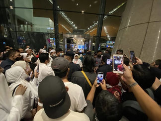 Hundreds Of Hajj Pilgrims Stranded At Airport, Lost Tens Of Thousands In Savings. Police Investigati