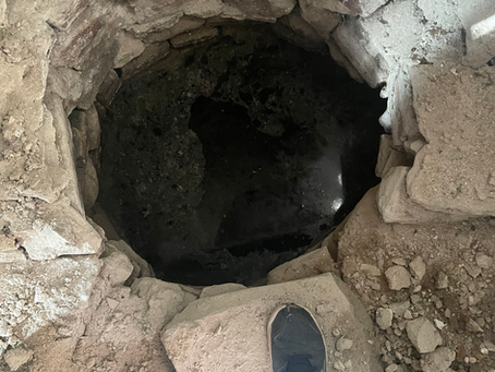 Un puits découvert dans la cloison de l'ancienne salle à manger