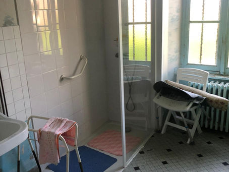 Une autre transformation spectaculaire : et la salle de bain devient... une salle à manger !