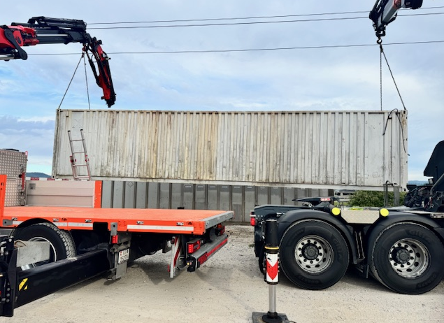 Container wird zum Transport aufgelagen