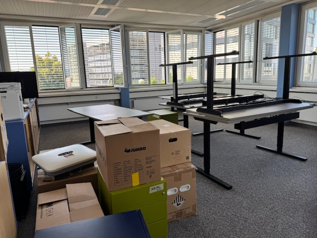 Zügelboxen und Tische im neuen Büro des Solarunternehmens. 