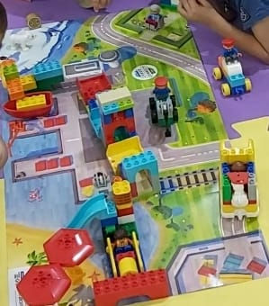 Os alunos desenvolveram um sistema onde as encomendas são levadas de caminhão até o centro de triagem, lá são separadas nas caçambas das cores correspondentes a entrega. Com um carro com guincho as entregas são levadas para os outros meios de transporte que farão as entregas. Para a praia, foi desenvolvido um barco com um escorrega que despacha a encomenda, para a entrega da casa, foi desenvolvido um carro e para a entrega no frio, que era um urso, foi desenvolvido um avião.