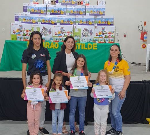 Neste projeto as encomendas chegam de trem e são levadas para o centro de triagem de caminhão, onde são separadas de acordo com a caçamba da cor de entrega. Para a praia o pé de pato (encomenda) é levado de barco, para o polo Norte o chocolate quente (encomenda) é levado de helicóptero e o cupcake (encomenda) é entregue na casa de carro. Assim os alunos utilizaram os meios de transporte terrestre, aquático e aéreo em seu projeto.