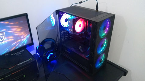 Gabinete com porta de vidro aberta