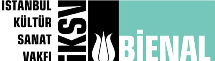 Sort/hvidt og turkist Istanbul Bienal-logo med tekst: Istanbul Kültür Sanat Vakfı og en tulipan. Tydeligt, moderne design.