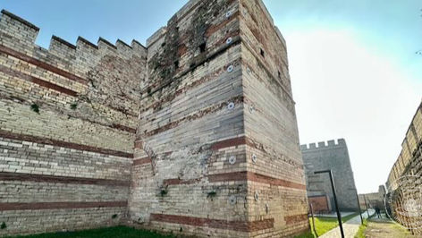 Konstantinopel rundt - landmure, havmure og byen i dag