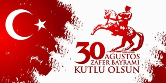 Rød grafik med tyrkisk flag og rytter; teksten 30 Ağustos Zafer Bayramı Kutlu Olsun på hvid baggrund.